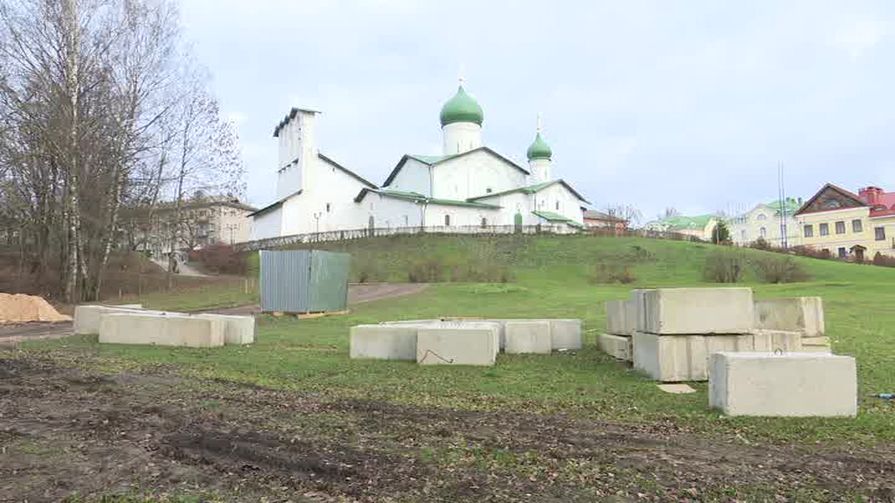 Псковский памятник из списка ЮНЕСКО завален стройматериалами