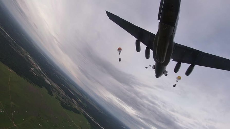 Свыше 600 бойцов воздушно-десантных войск десантировались в ходе учений под Псковом 