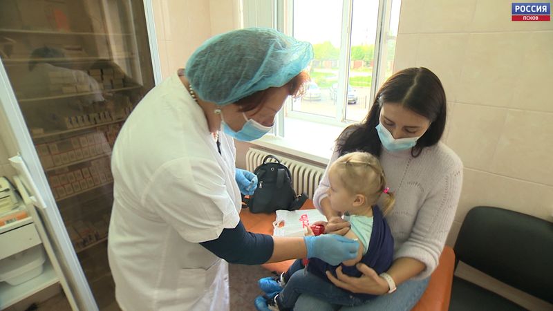 В поликлиниках, детских садах и школах. В Псковской области идёт вакцинация от гриппа