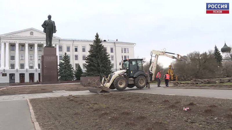 На площади Ленина в Пскове идут работы по благоустройству