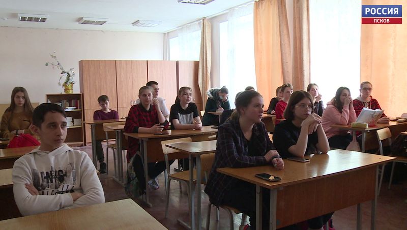 Псковским школьникам рассказали, как вызвать скорую помощь и помочь пострадавшему