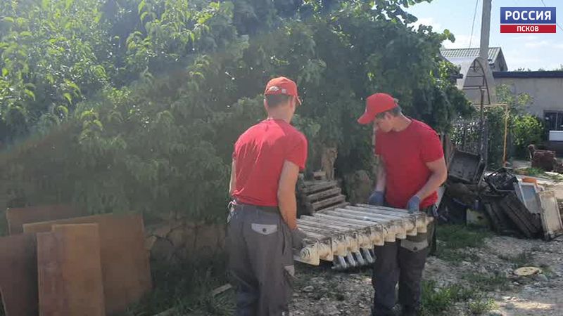 Пскович вернулся из Крыма, где вместе с другими волонтёрами помогал жителям полуострова справиться с последствиями стихии