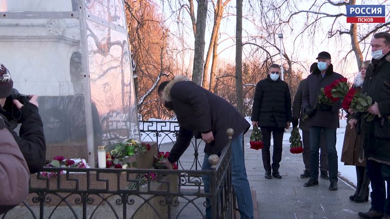 Михаил Ведерников посетил Святогорский Свято-Успенский монастырь и могилу Пушкина