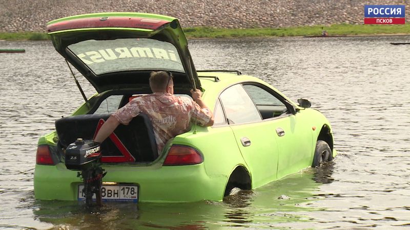 Умелые руки и монтажная пена. Автомобиль сменил дороги на водную гладь благодаря псковскому умельцу