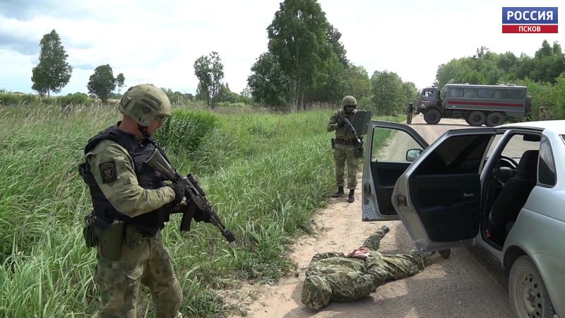 Бойцы ОМОНа и СОБРа отработали действия по нейтрализации террористов