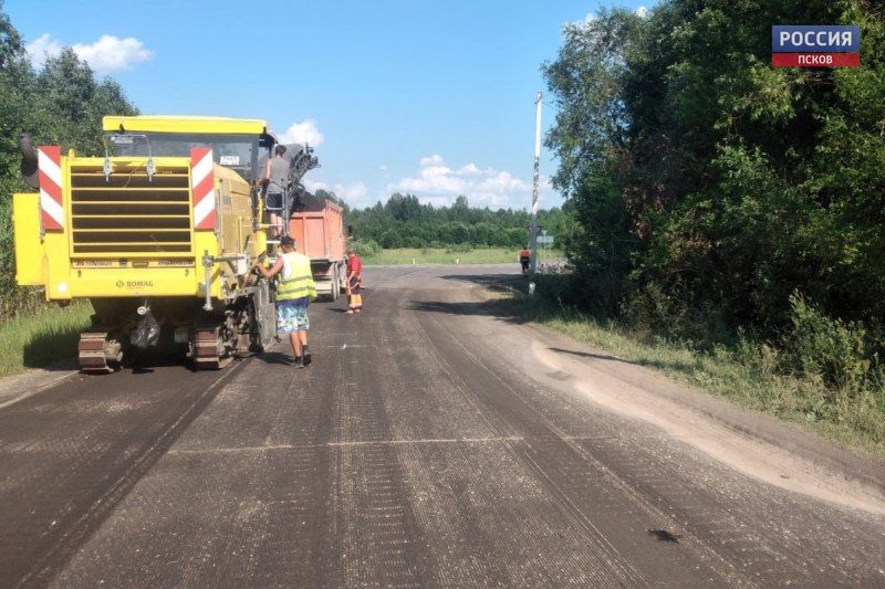 Дорожники ремонтируют подъезд в причалу на реке Толба