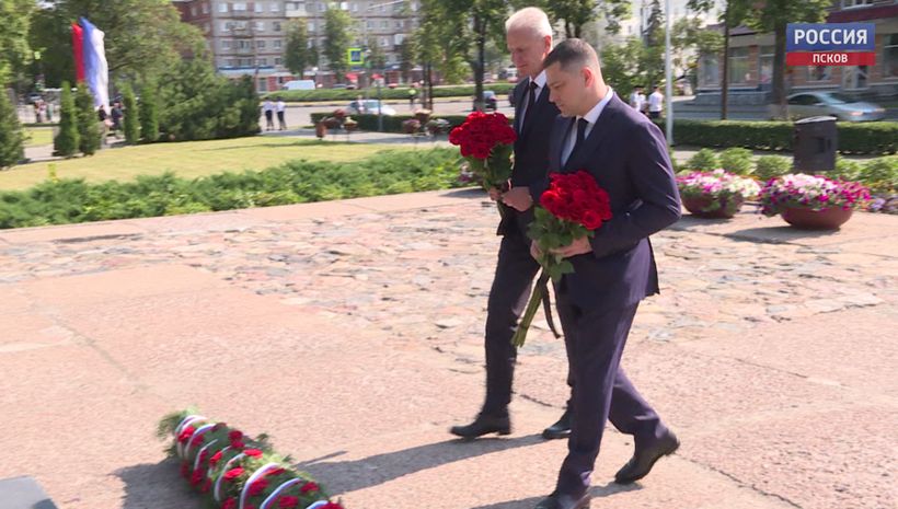 Михаил Ведерников возложил цветы в память об освободителях Пскова