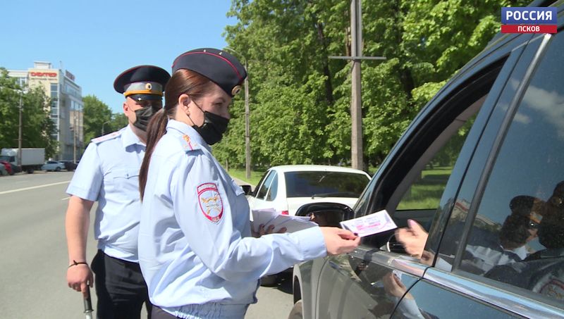 Псковским водителям напомнили об ответственности за взятки