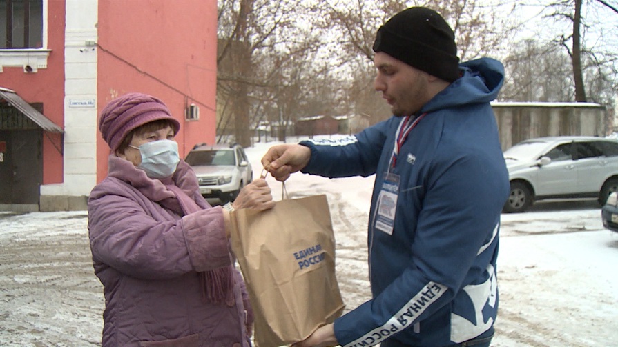 Псковским пенсионерам 65+ вручили продуктовые наборы к Масленице