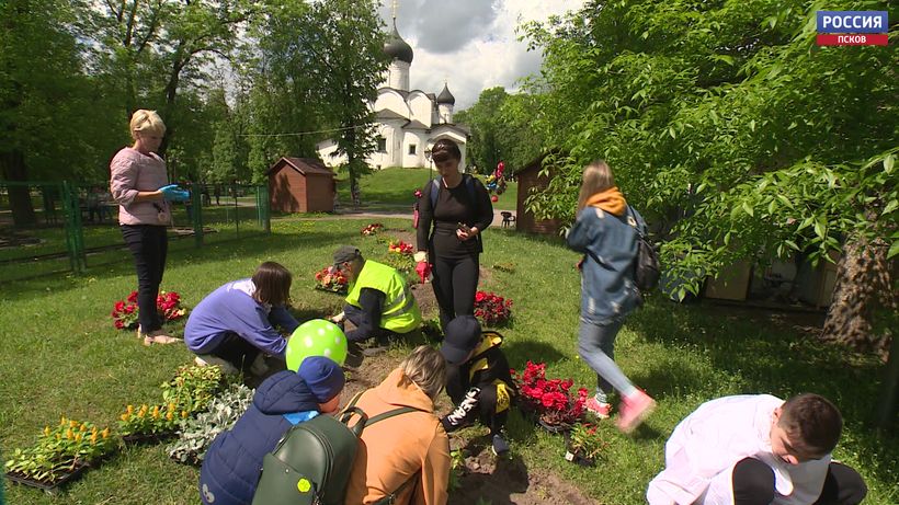 В День защиты детей в Пскове проходят фестиваль «Безопасный город» и акция «Дети - цветы жизни»