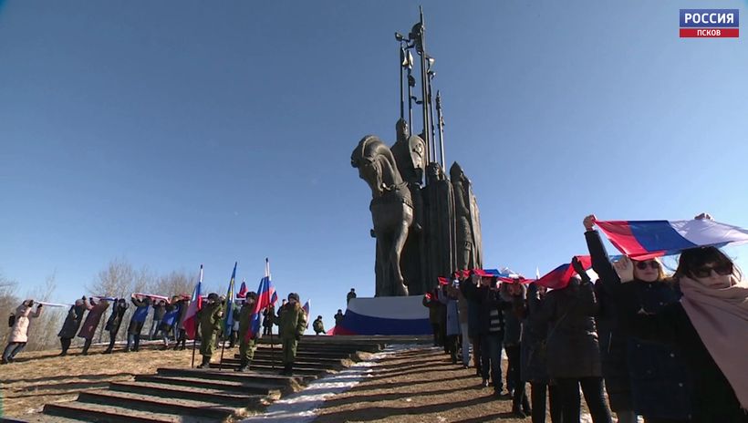 У монумента Александра Невского псковичи провели акцию в поддержку российской армии