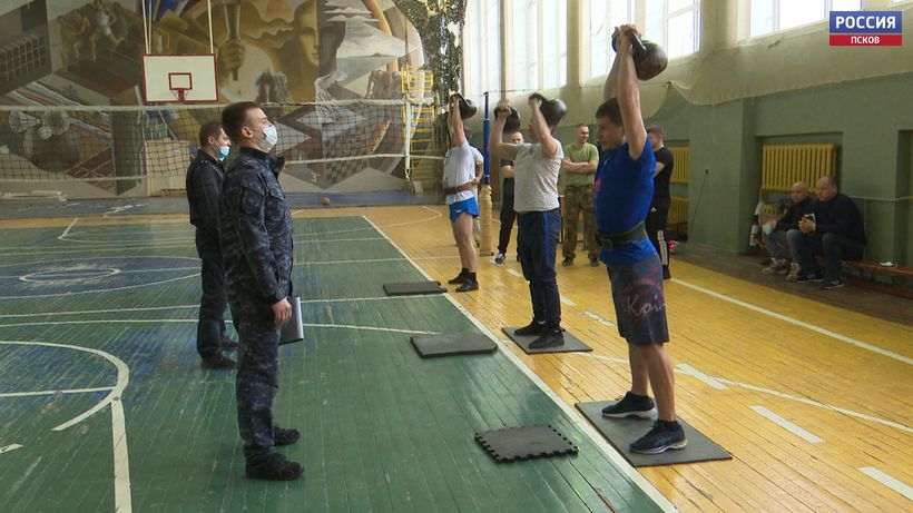Соревнования по гиревому спорту собрали в Пскове 25 команд