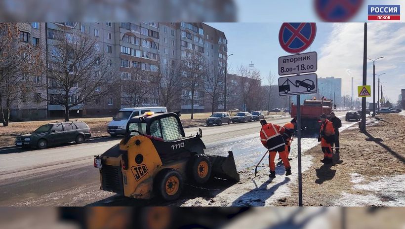 Неправильно припаркованные автомобили осложняют коммунальщикам убирать улицы Пскова