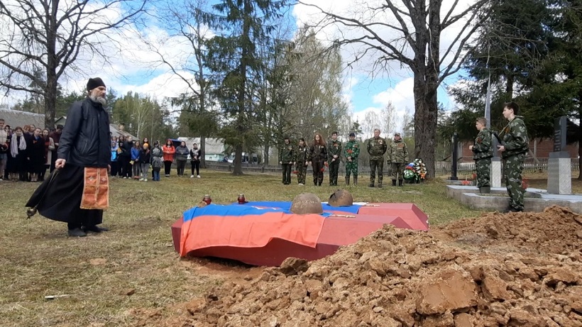 Участники «Вахты памяти» в Гдовском районе перезахоронили останки найденных воинов 168-й стрелковой дивизии 