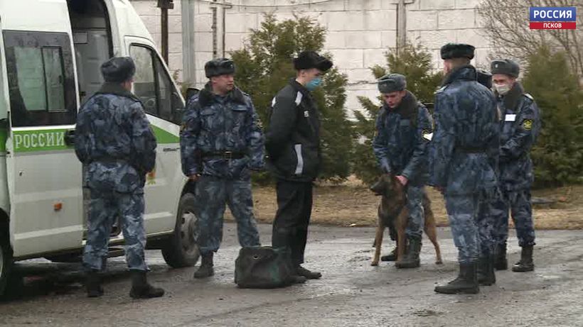 Выпускники Псковской академии ФСИН отработали задержание сбежавшего осужденного 