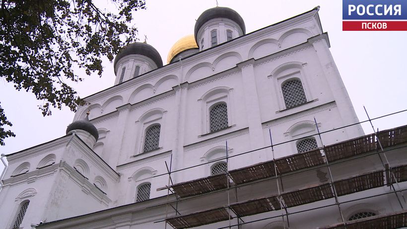 Очищают слой за слоем. Съемочная группа «Вестей» побывала в Троицком соборе, где идет реставрация, и узнала, что обнаружили специалисты