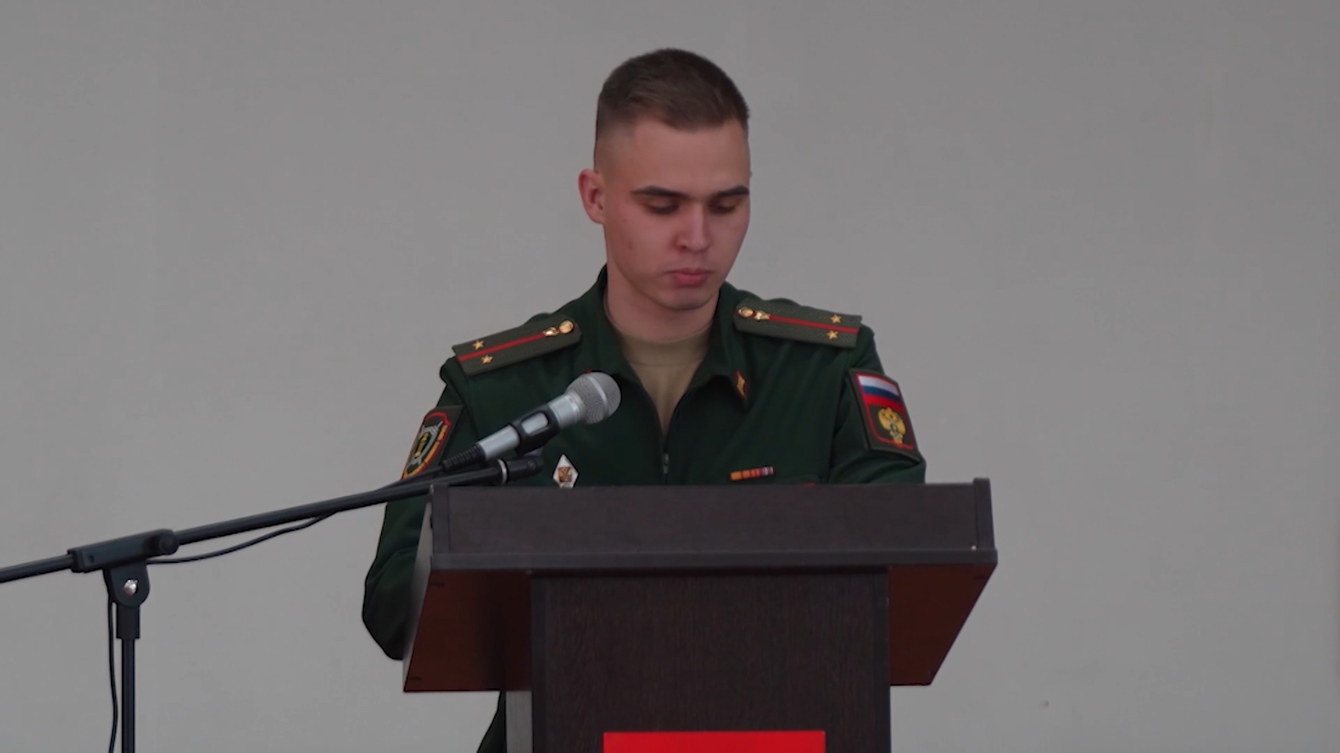 Помощник военного прокурора провел встречу с псковскими призывниками и контрактниками