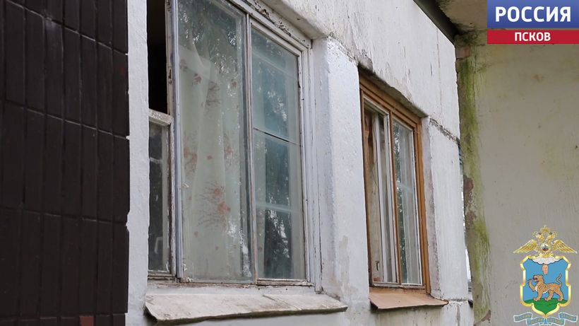 Полицейский спас жителя Пыталово из горящей квартиры