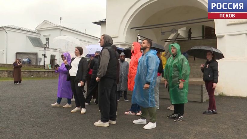 Путешествуют по памятным местам страны. Экспедиция молодежи из России и Беларуси прибыла в Псков