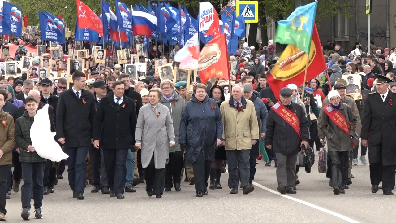 В одном строю с военными кадеты и юнармейцы. День Победы в Великих Луках
