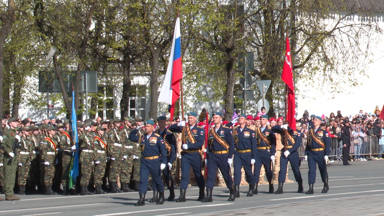 Парад Победы. Сотни военнослужащих Псковского гарнизона прошли праздничным маршем по центральной площади Пскова