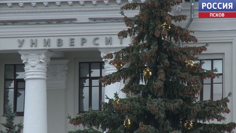 В Пскове уже появились первые праздничные украшения. Новости Пскова и Псковской области. Вести-Псков Теплый свет и новогодние шишки. Псков уже преображается к предстоящим праздникам