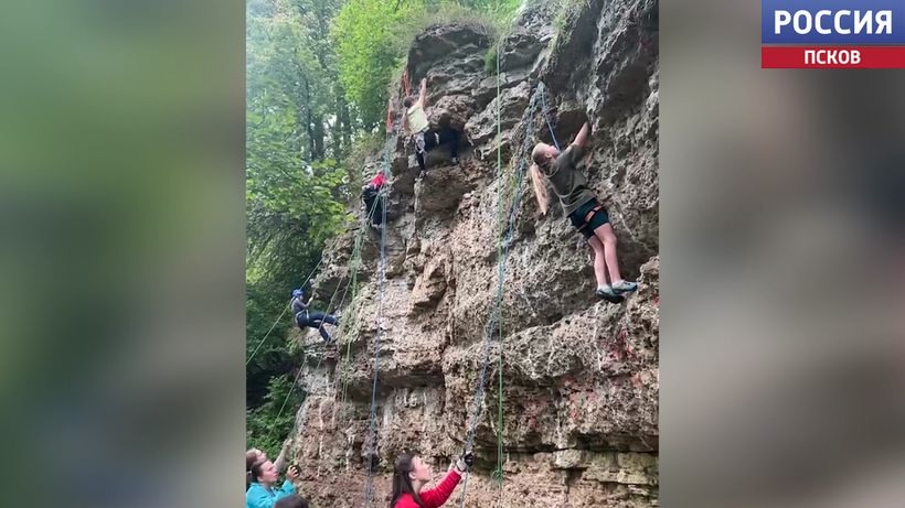 Экстрим в Изборске: скалолазы покоряли крутые откосы на фестивале