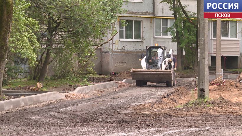 Во дворе домов на улицах Коммунальной и Западной в Пскове начался ремонт 