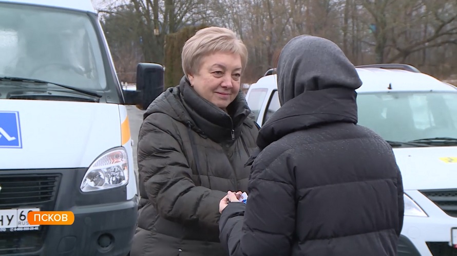 Вера Емельянова вручила руководителям центров соцобслуживания ключи от новых автомобилей