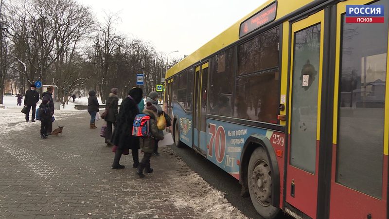 Псковичам по-прежнему утром было сложно дождаться автобусов