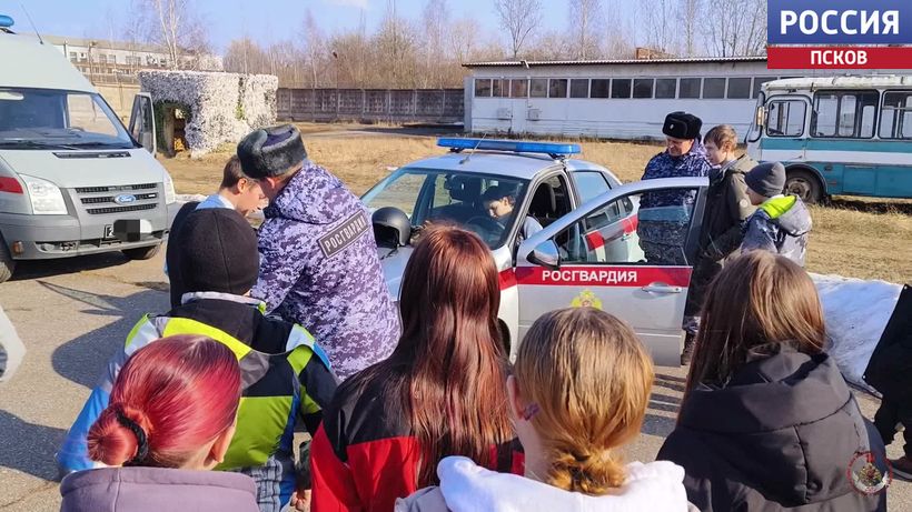 Псковские школьники познакомились с работой различных подразделений Росгвардии