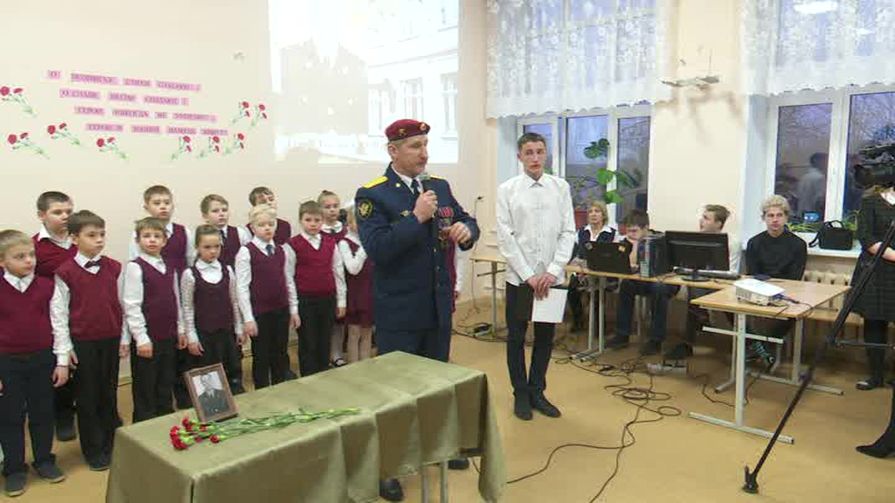 Парту Героя сегодня торжественно открыли в школе №12 в Пскове