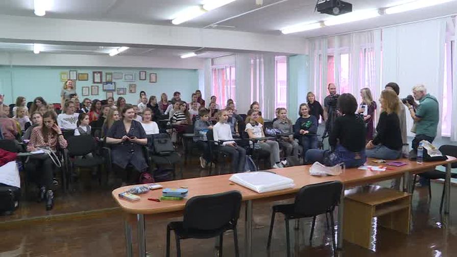 Французские художницы и псковские школьники нарисовали десятиметровую фреску