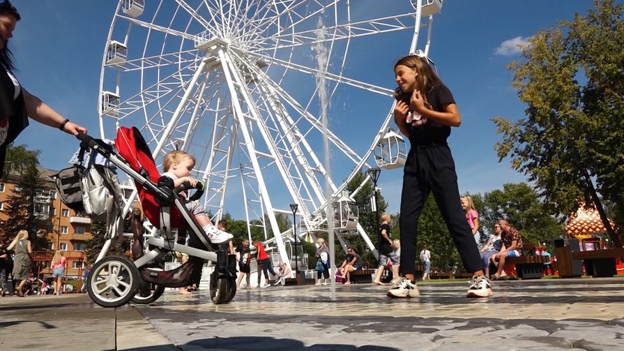 Динозавры, аттракционы и фонтаны. В Великих Луках отметили День города