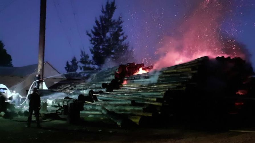 Сотни кубометров дров сгорели этой ночью в Гдове 