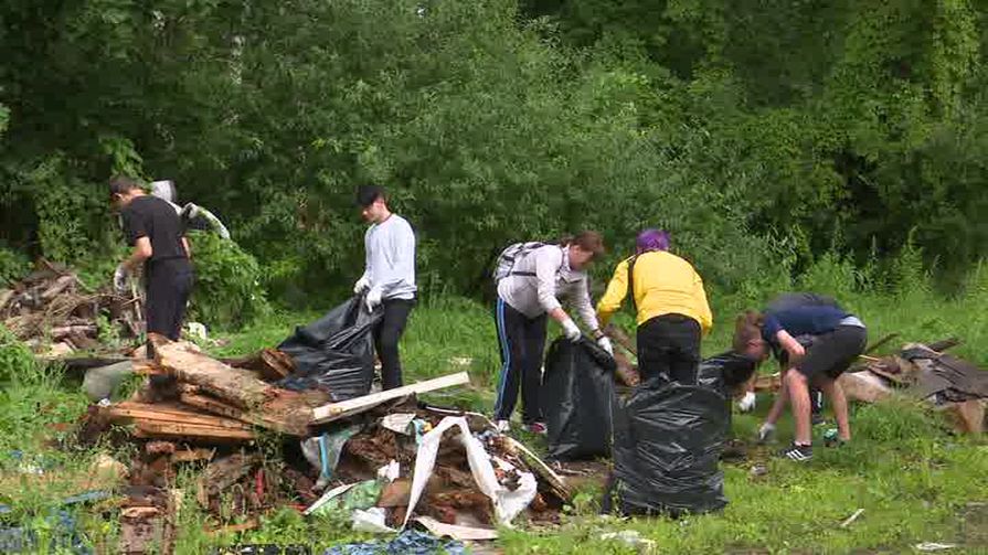 Волонтёры привели в порядок территорию возле памятника экипажу Гудина