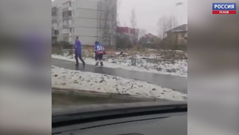 Юный хоккеист устроил тренировку на обледеневшем тротуаре 