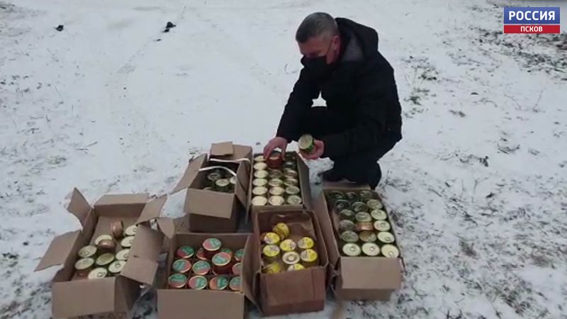 500 банок икры без сопроводительных документов изъяли полицейские на псковском рынке