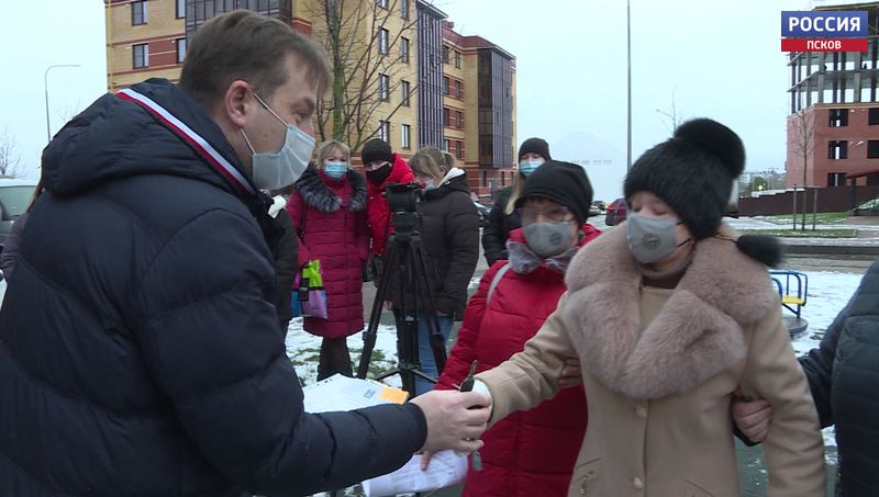 Дети-сироты Псковского района получили ключи от новых квартир в Писковичах