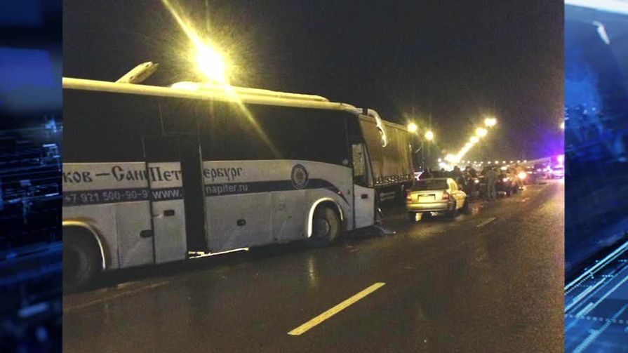 Автобус Санкт-Петербург - Псков стал участником массового ДТП под Гатчиной
