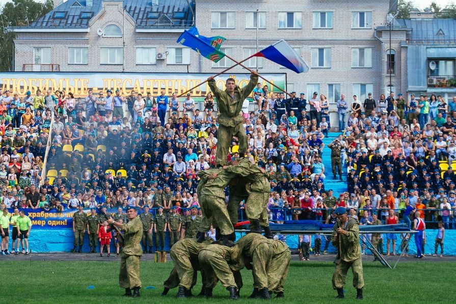 Прыжок с парашютом получит победитель конкурса на лучшее поздравление с Днём ВДВ