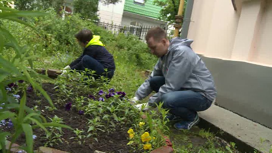 Активисты ОНФ вместе со своими семьями провели субботник в Пскове