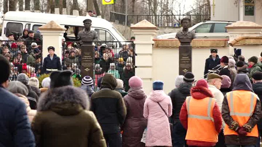 Героям-десантникам 6-й роты Алексею Воробьёву и Дмитрию Григорьеву открыли бюсты в Новосокольниках