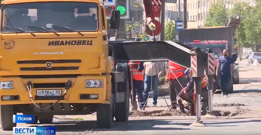 Масштабные ремонты дорог идут в эти дни в Пскове
