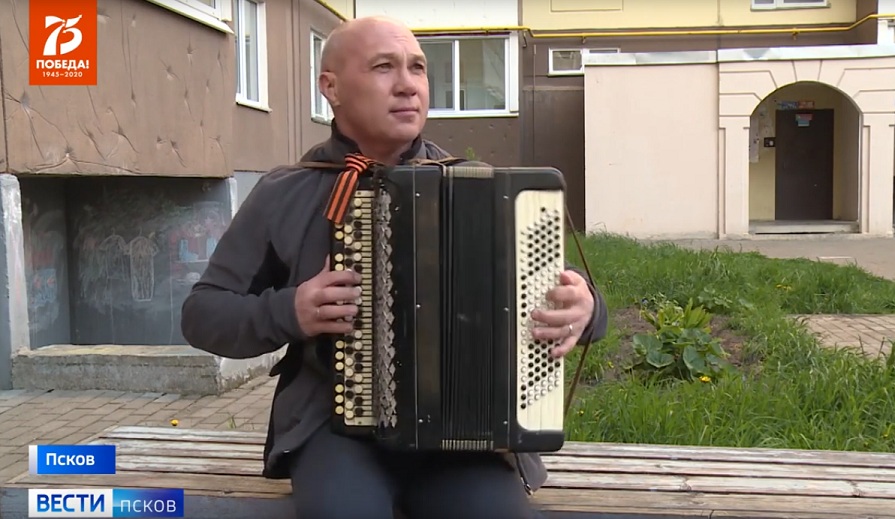 Псков отмечает День Победы в режиме онлайн (подборка видео) 