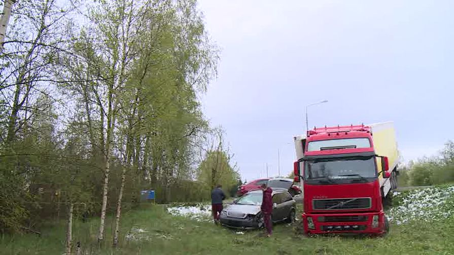 На 9-м километре дороги Псков-Изборск два автомобиля съехали в кювет