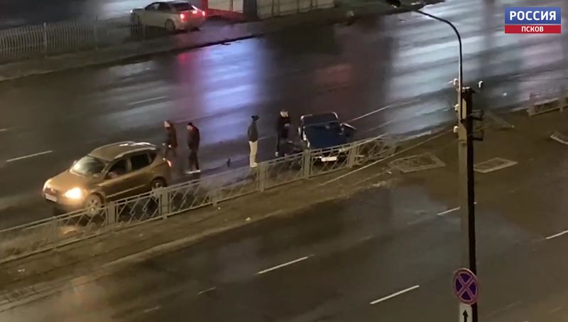 В Пскове пьяный водитель сбил ограждение на улице Юбилейной
