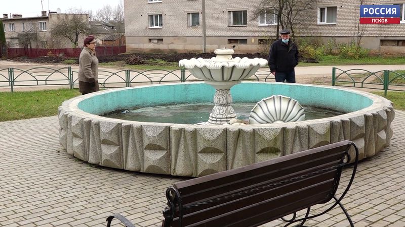 Вандалы разгромили фонтан в Великолукском районе