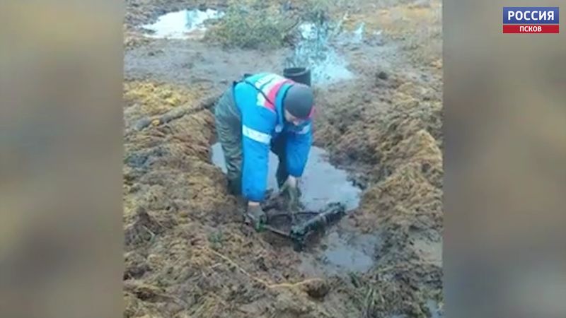 В Пыталовском районе продолжается подъём сбитого самолёта из болота