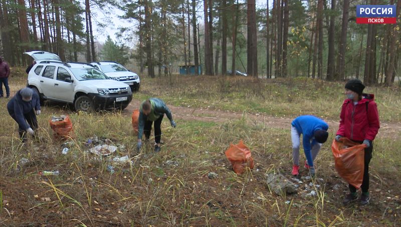 В Пыталовском районе местные жители ликвидировали несанкционированную свалку